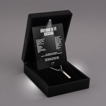 ''Dünyanın İyi Kocasına'' Dik Çubuk Erkek Kolye Anlamlı Not ve Kutulu