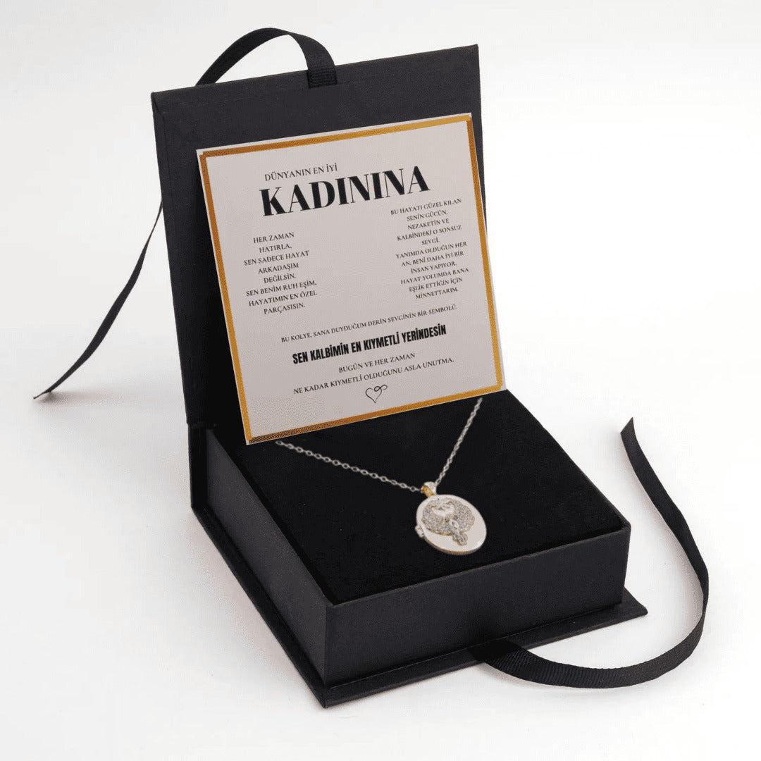 "Kadınına" Fotoğraflı El İşleme Taşlı Kolye Anlamlı Not ve Kutulu